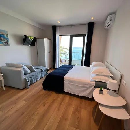 Beachfront Comfort Sinajko بيت ضيافة 3*