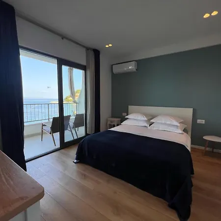 Beachfront Comfort Sinajko بيت ضيافة 3*