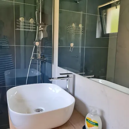 Beachfront Comfort Sinajko Гостьовий будинок
